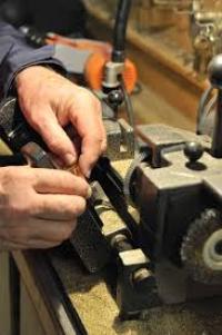 auto locksmith cuts spare keys on the spot
